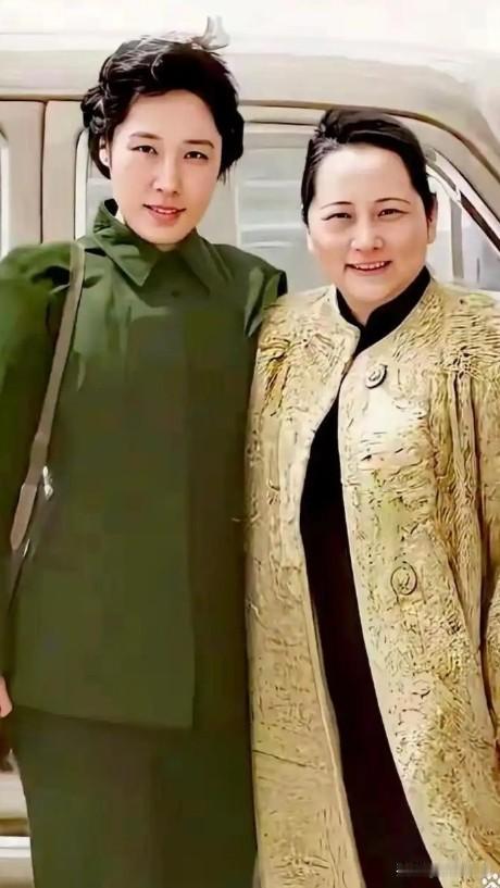 这是一张非常珍贵的历史老照片，左侧是王光美女士，右侧是宋庆龄先生，拍摄于上世纪五