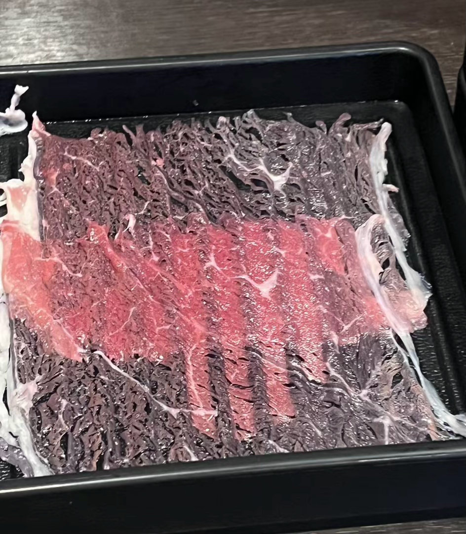 日本某家火锅店被投诉牛肉切的太薄某人不屑一顾：涮肉就是要薄一点比较好熟呀直到第二