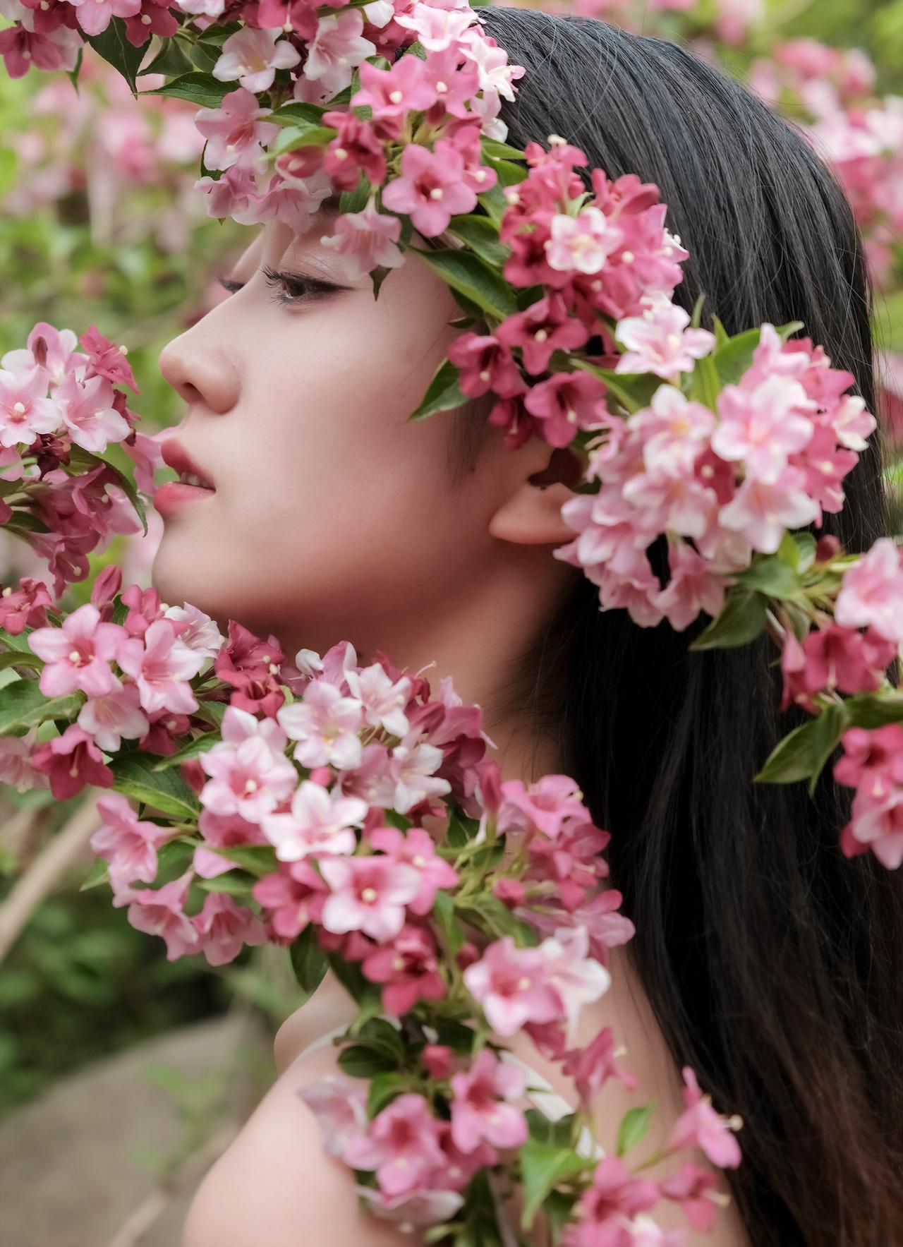 邂逅芳华，绽放时光
恰似一场梦幻的邂逅，
花市中繁花似锦，每一朵都像是被晨露亲吻