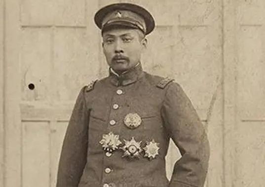 曾经权倾朝野的段祺瑞，下台后手头拮据，先在天津借部下房子住，靠老下属接济过日子，