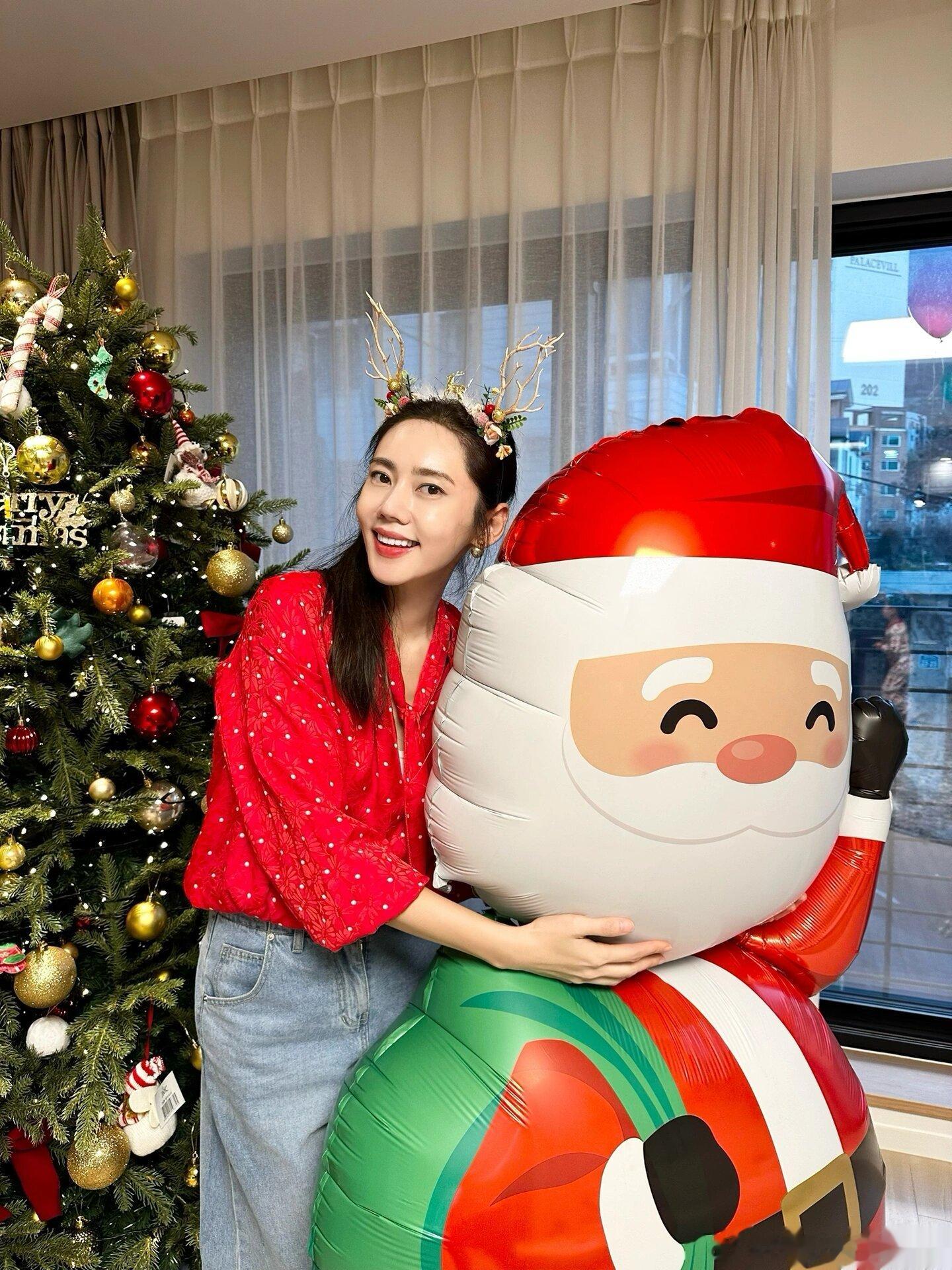 #秋瓷炫[超话]#[心]#秋瓷炫# qcx#秋瓷炫星日记录# 🍠更新：🎁🎄