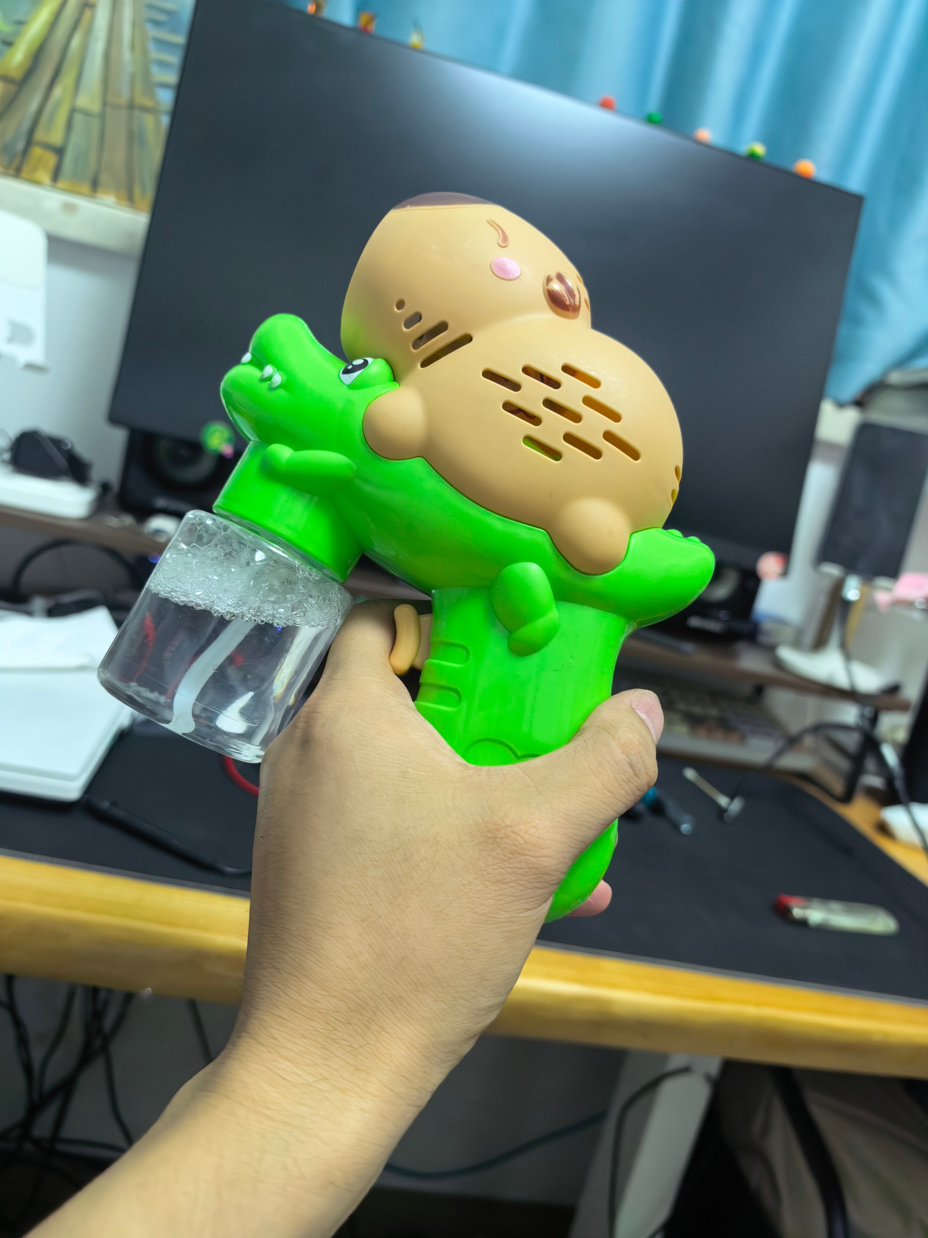 刚刚展现了我的理科生技能，把乐乐这个泡泡机给修好了，里面的损坏部件是这个小开关。