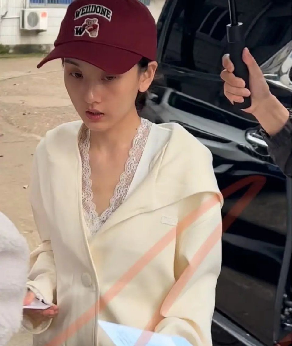 宋祖儿今日路透看起来好憔悴呀，是被事情影响了吧 