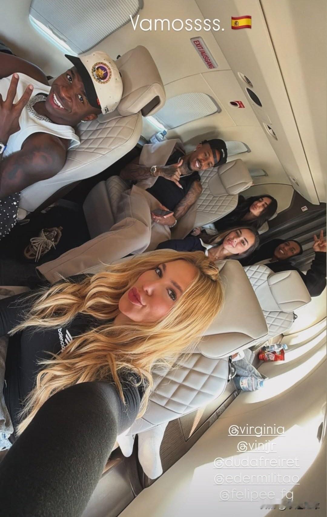 维尼修斯和米利唐返回马德里 ✈️🇪🇸
目前维尼修斯与主帅有分歧，他觉得自己并