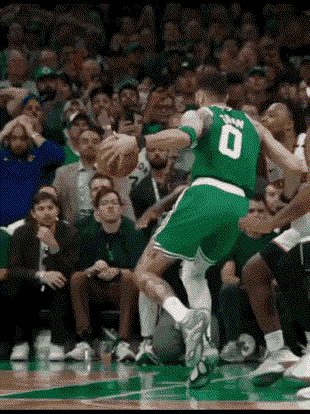 Nba最被高估的球员-塔图姆，如果这球是科比的话，他还会传给别人吗？
只有詹姆斯