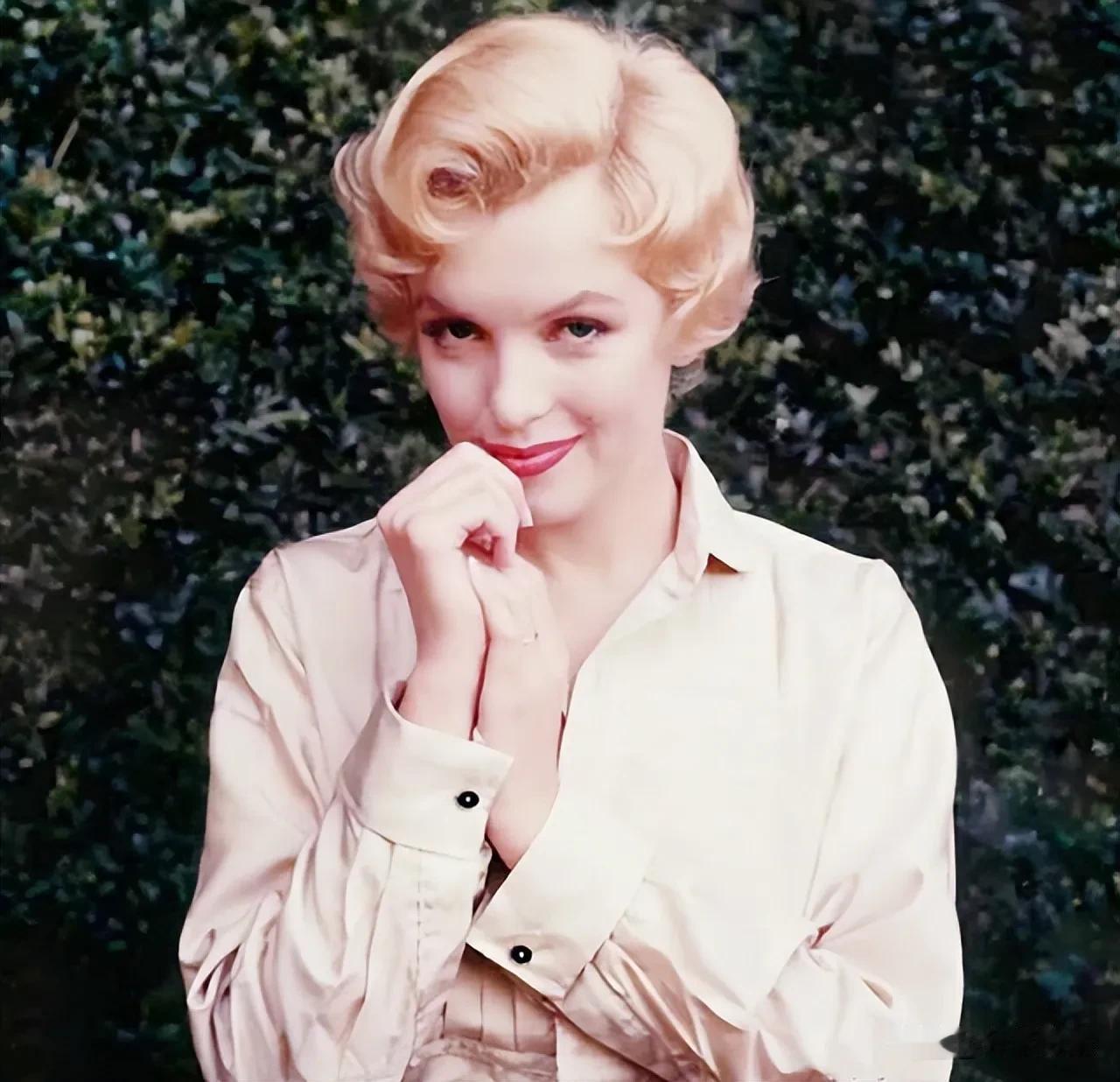 玛丽莲梦露的真实身材
就是这样的
是不是很惊艳
难怪她能成为
万千男人的梦中情人