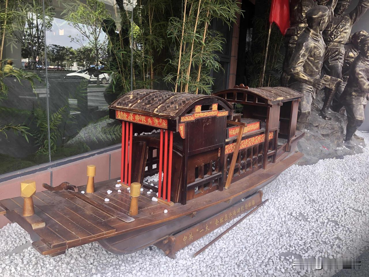 随手拍街上美景不忘初心方得始终！今天的安宁生活，离不开先辈的付出，他们才是真正的