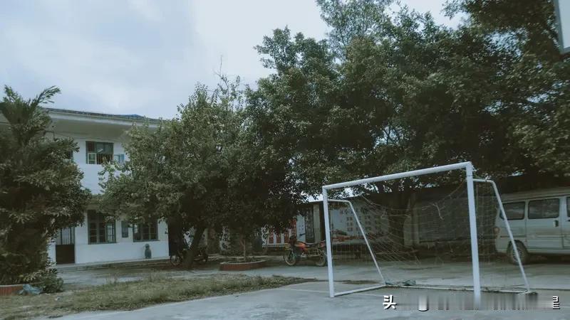 人生最美的相遇，或许不是在奢华的宴会上，而是在不经意的瞬间。就像我有次去偏远山区