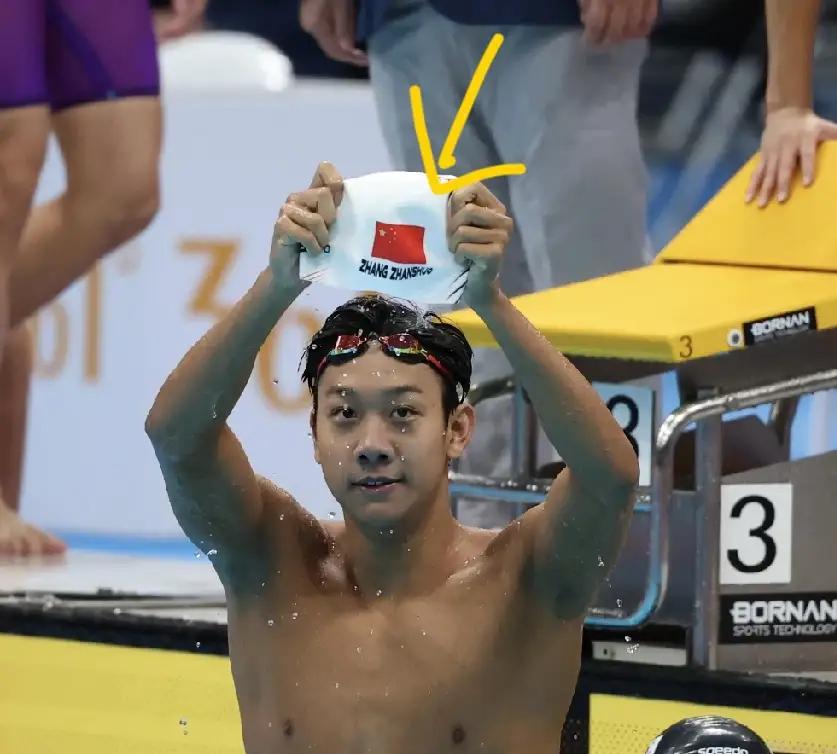 泳池边那一幕，我来回倒了三遍回放。
男子4X200米自由泳接力最后50米反超日本