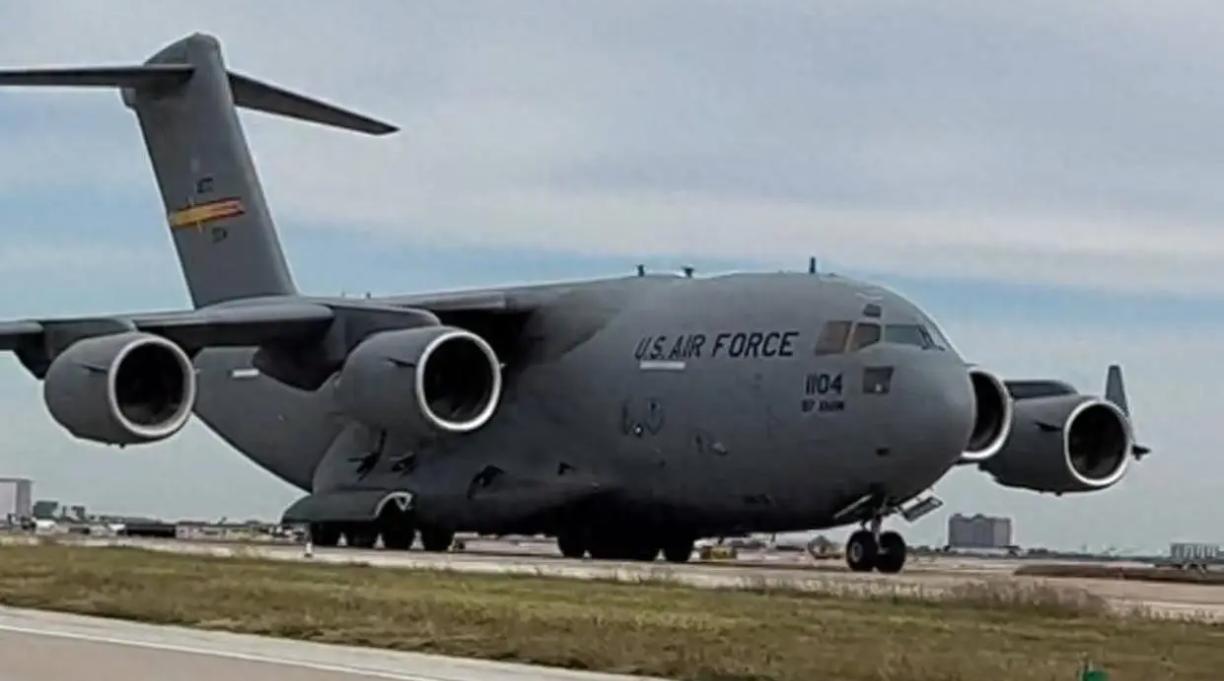 中国运输机目前只缺C17这种类型的，擅长短距离起降，泥地起降，75吨以上运载能力