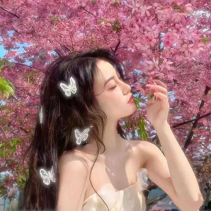 樱花树下，蝴蝶飞舞，春日少女梦