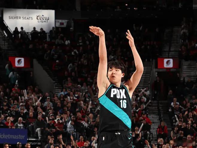 希望杨瀚森能够打满第四节，或者…多待一会儿。 