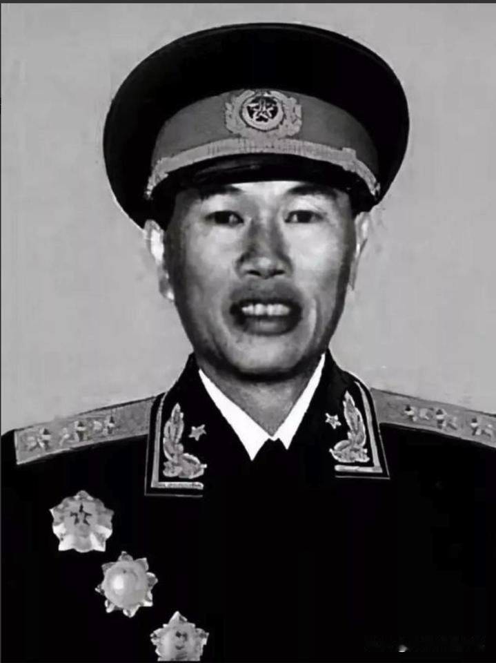 1949年，四野一个小战士，举着报纸上邓华的照片大喊，说：“他是我父亲。”指导员