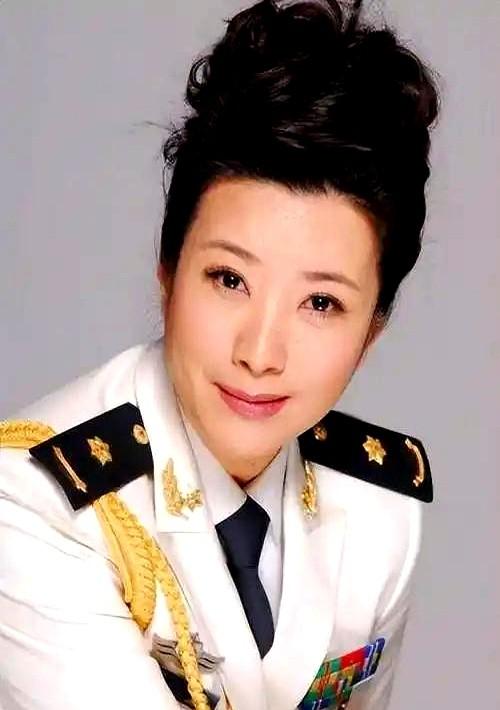 王静出身青岛书香门第，父母重教育、讲规矩，
她嫁给了棋圣聂卫平，却在聚少离多和观