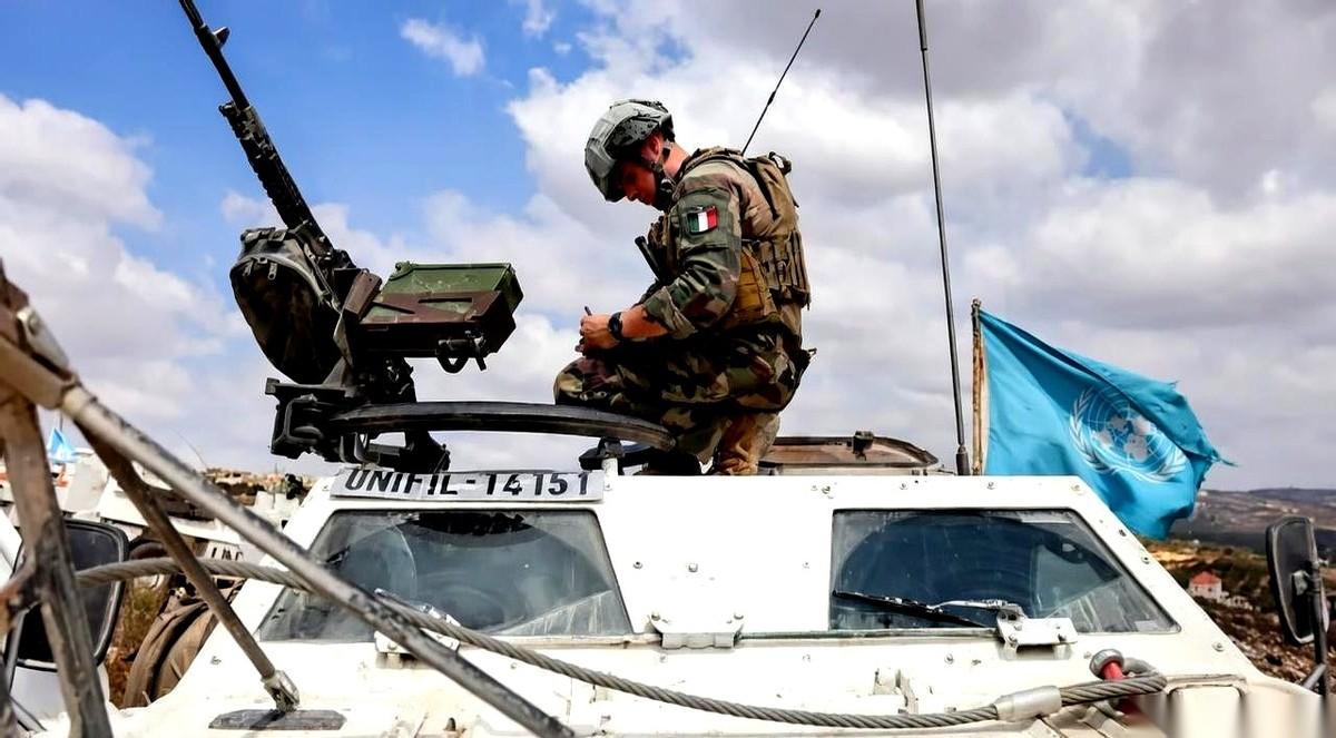 以色列这回，枪口直接顶到了联合国维和部队的脑门上。
就在黎巴嫩南部，一名以色列士