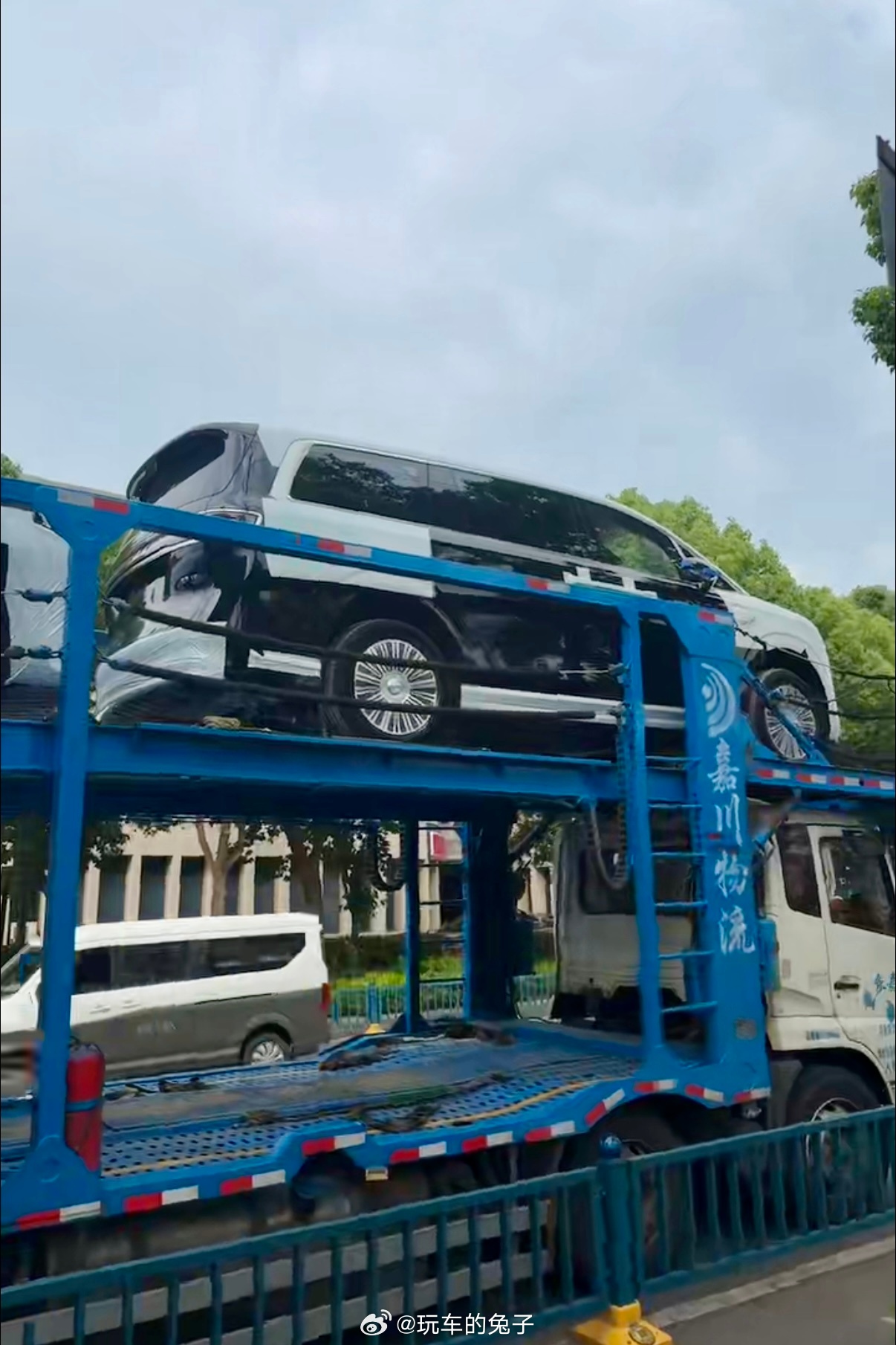 今天骑小电驴去4s园区试车，偶遇正在卸板的智界v9 ，哪天有空了去体验一下，看看