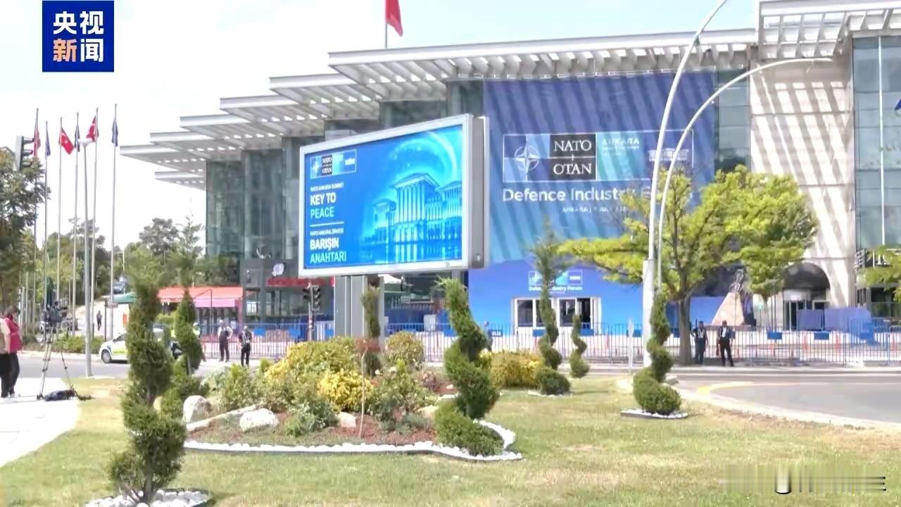 北约32国开会帮乌克兰打仗，乌克兰外长却说：我要去中国

距离北京6000公里，