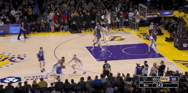 再看詹姆斯最后一攻，字母哥抢断拿下比赛



最后一攻，湖人这边雷迪克叫了暂停，