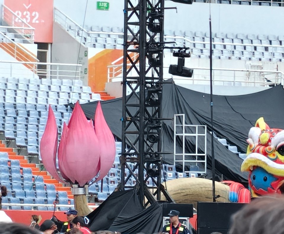 陈楚生荒芜之境济南站新花车挺别致
