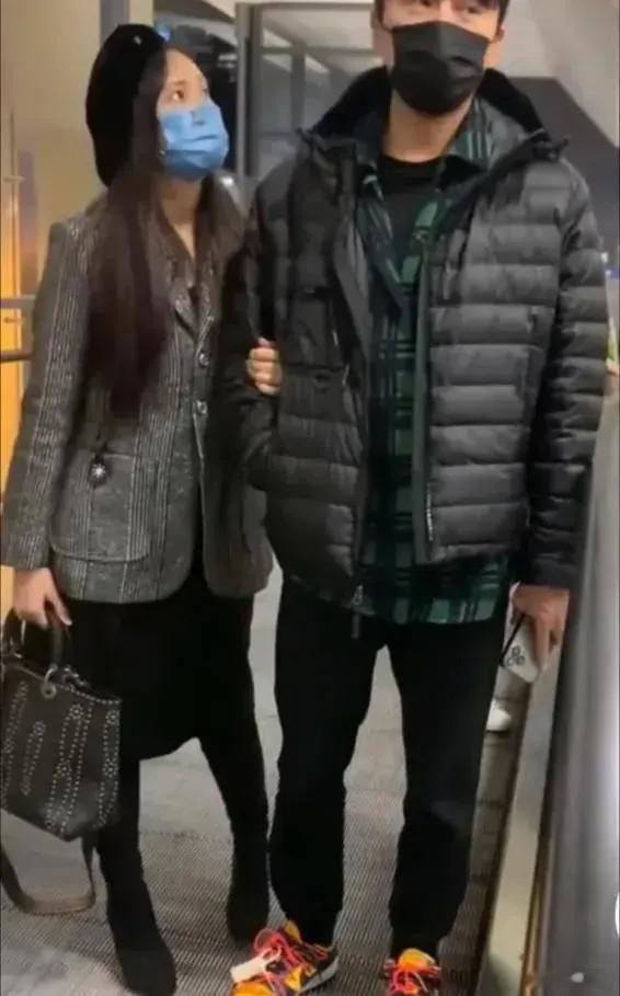 伊能静挽着秦昊现身机场，伊能静全程小鸟依人,看老公满眼爱意藏不住 ​​​