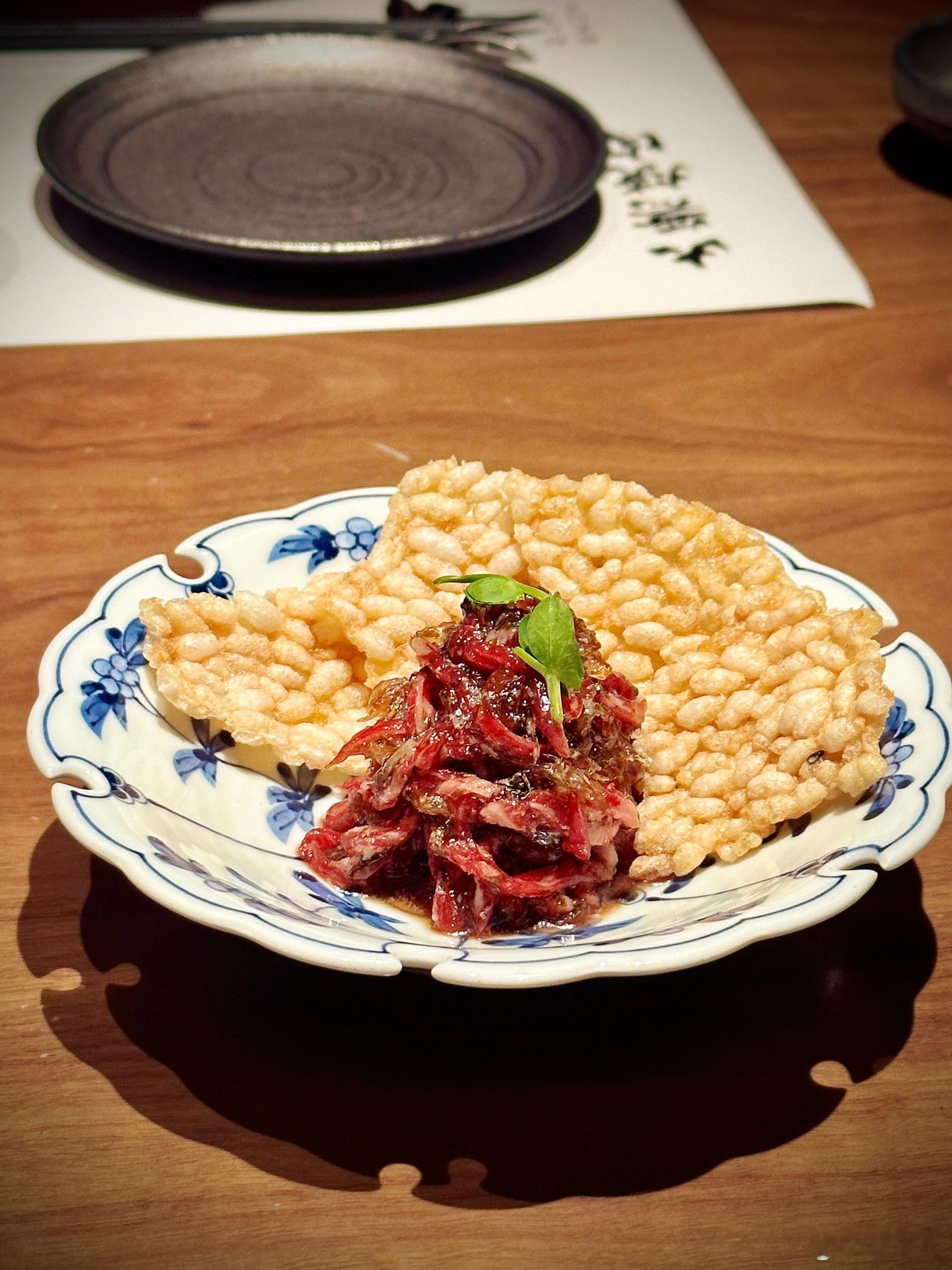 📍大无烧肉 烧肉不二选光玩牛肉已经不过瘾，大无烧肉越来越有意思。鱼翅拌生牛肉配