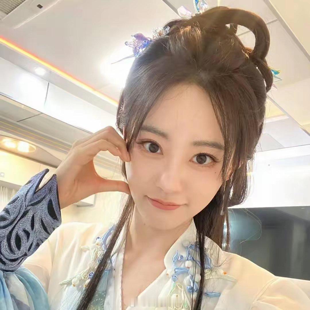 祝绪丹 闫妮赛道嫡长女 祝绪丹互联网嘴替！直接替大家问了！​丁禹兮跟虞书欣以及祝