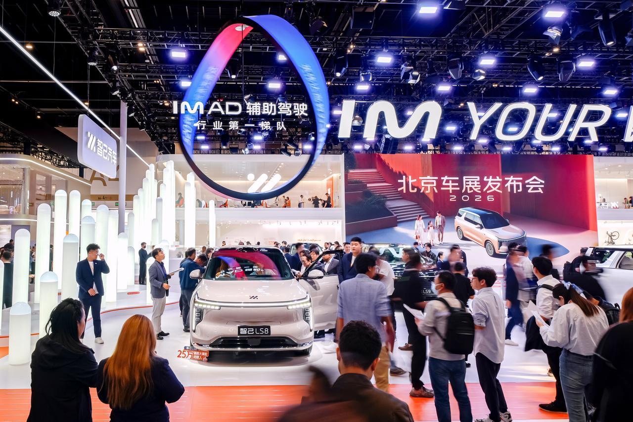 路过2026北京车展 智己展台
发现智己LS8人气着实超级旺，看来大家对这台
同