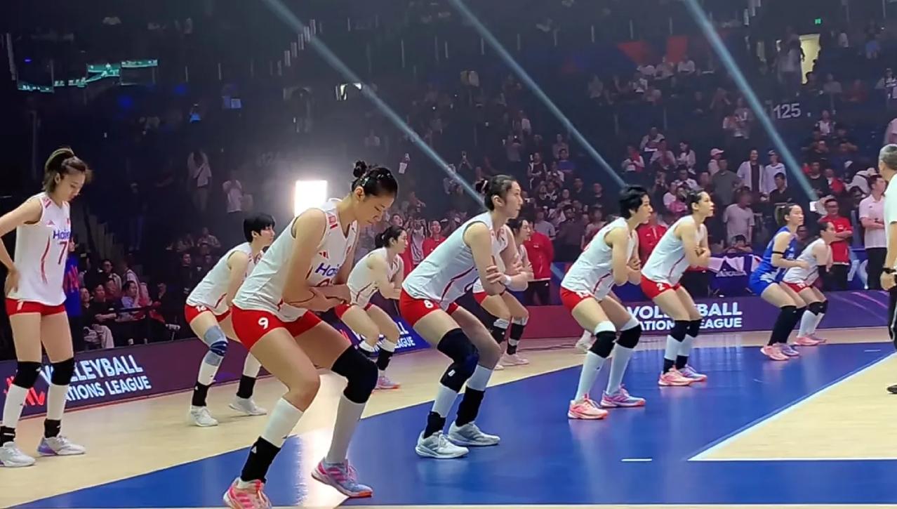 中国女排对阵塞尔维亚的比赛正在进行中！中国女排今天晚上身穿白色比赛服，塞尔维亚女