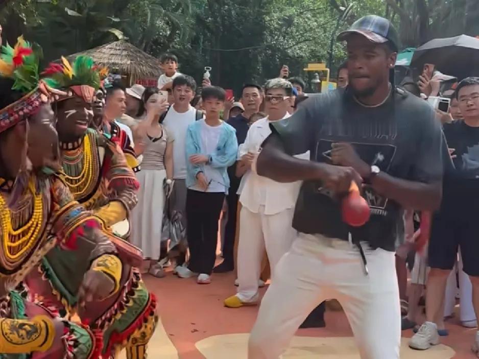 杰伦格林性格非常好，他在中国玩得非常开心！

NBA球星杰伦格林虽然在球场上的表