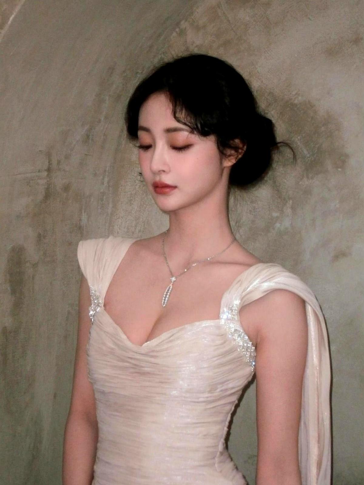 娱乐圈的灯光再亮，也照不进周洁琼自己织的那张网。

这张网，是用散落的星光串起来