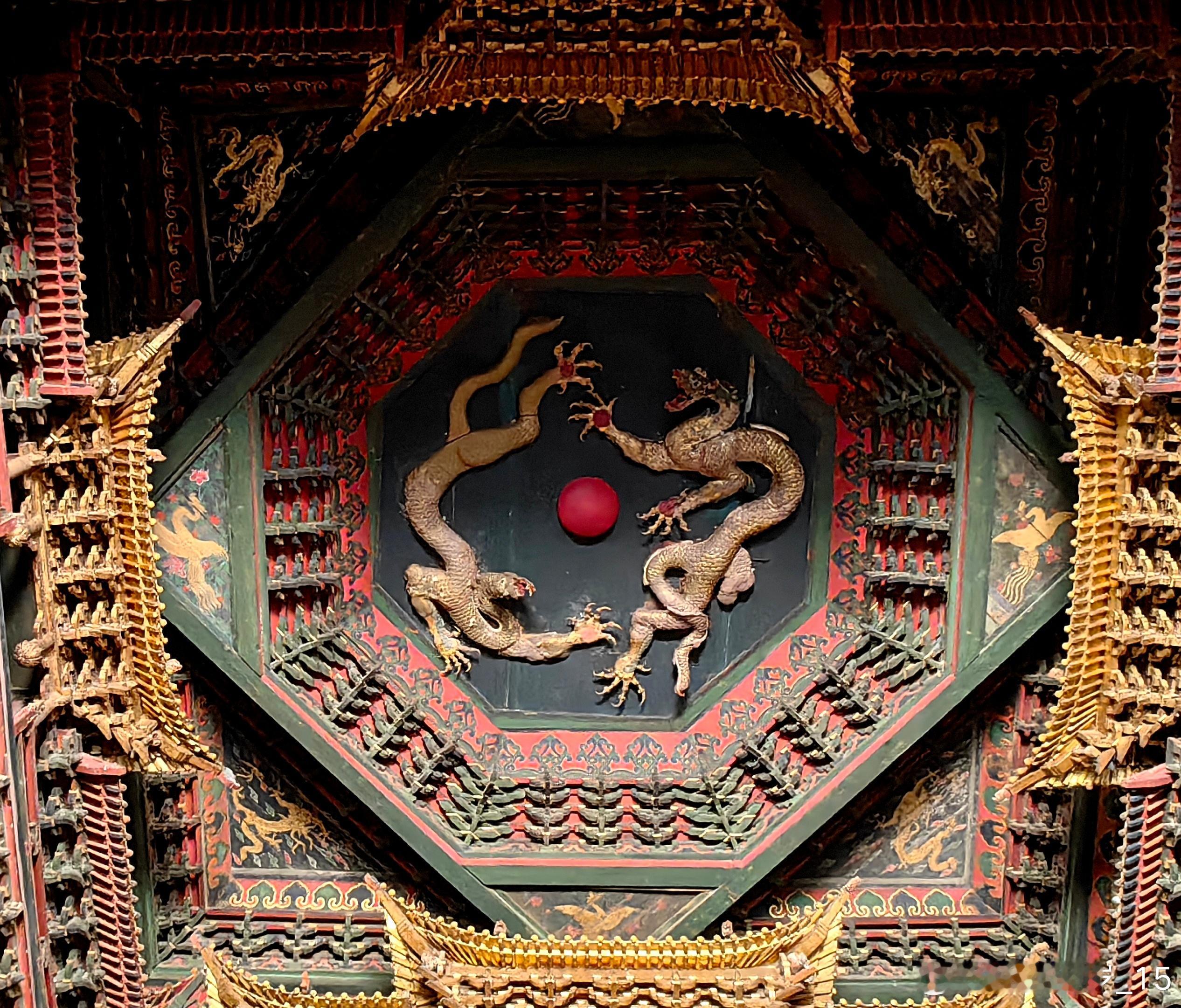 穹顶上的绝美艺术—朔州应县净土寺藻井“交木如井，画以藻文”—藻井，它一般位于位于
