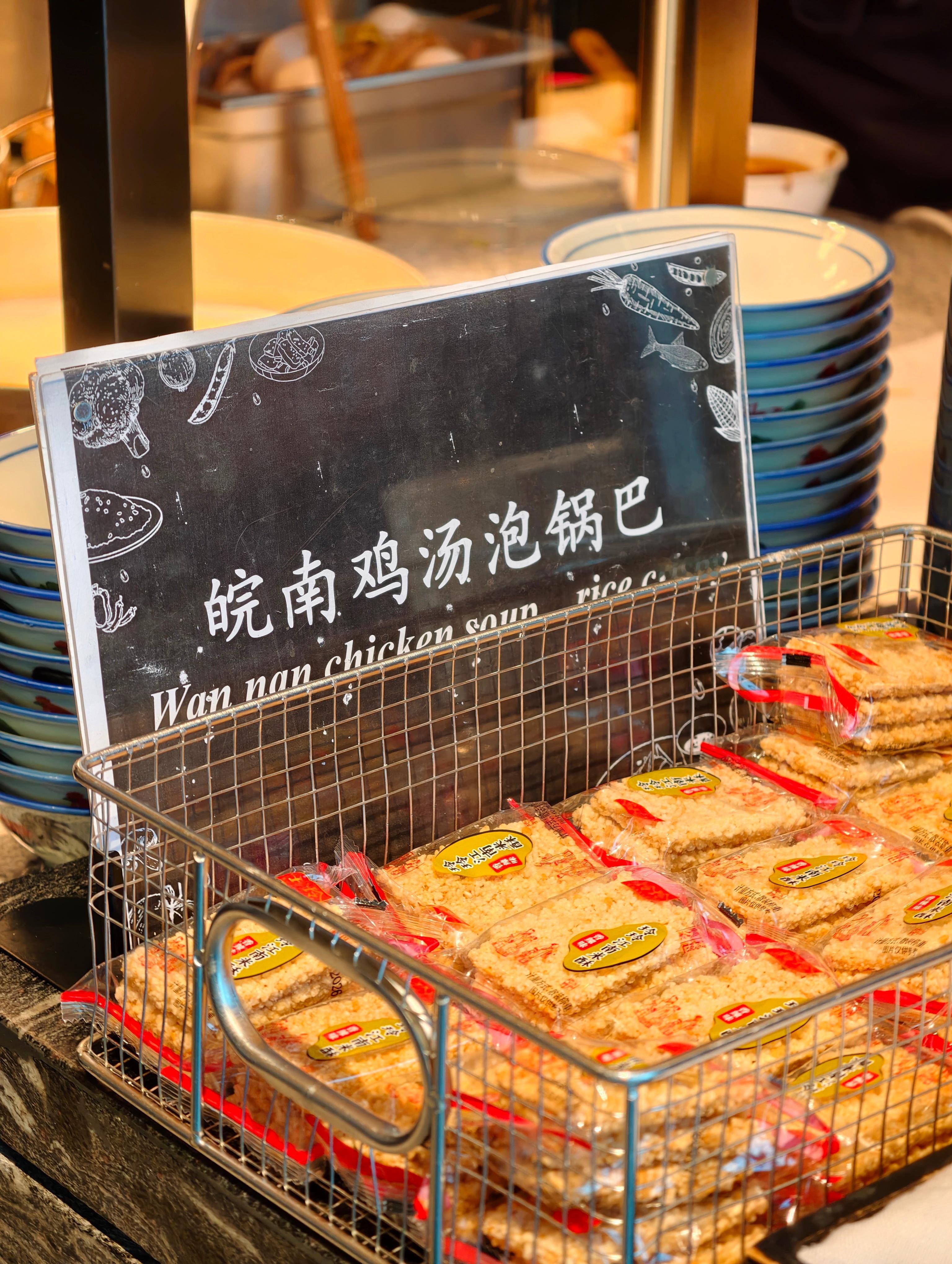 从43楼的高空俯瞰美丽的合肥市景，然后起床吃点本地特色： （我已经猜到评论区会出