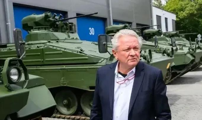 德国莱茵金属公司首席执行官阿明.帕珀格尔昨天（4月26日）表示：“公司已将军用卡