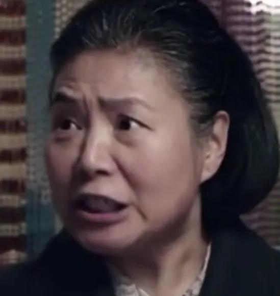  三大妈在剧中饰演家庭主妇，在《情满四合院》中饰演的三大妈给观众留下深深印象，凭