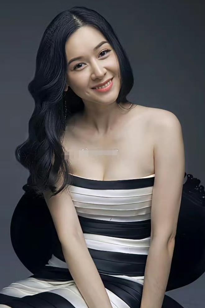 黄海冰第一任妻子坚持丁克。他想要孩子。劝不动，离了。后来娶了小12岁的妻子。连生