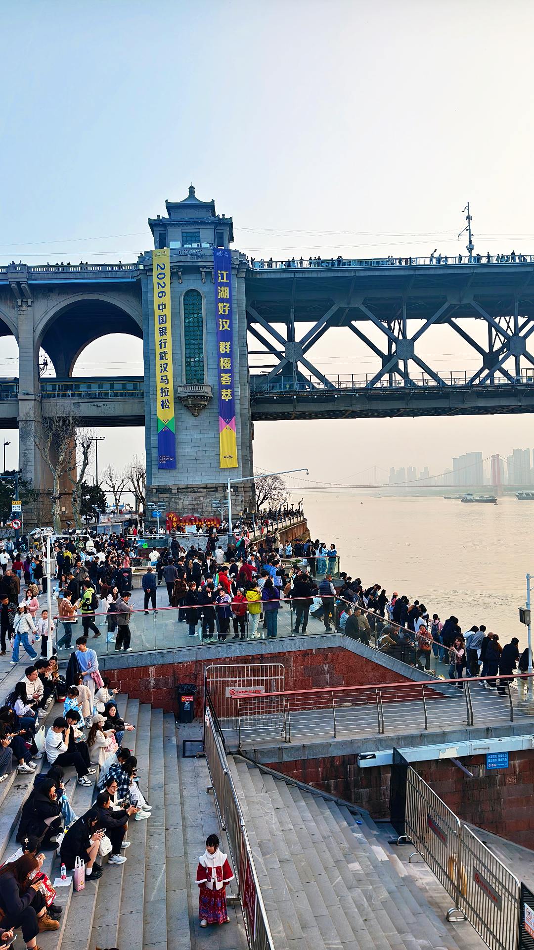 小时候只从课本上看到的武汉长江大桥， 今天终于见到真容了，真的很壮观...