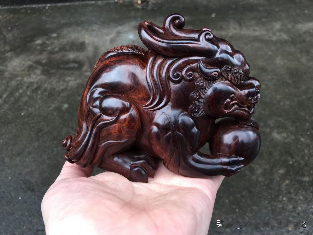 有些海黄，
不是一眼惊艳，
而是越看越压得住气场。

这尊紫油梨老料貔貅，
色泽