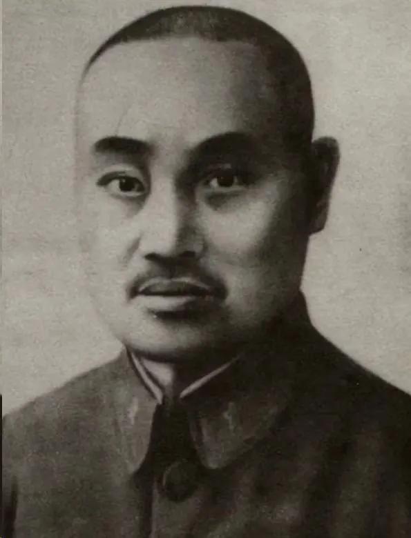 1951年，一位母亲带着儿子在澳门街头乞讨，儿子已经病重，可路人很冷漠。突然，母