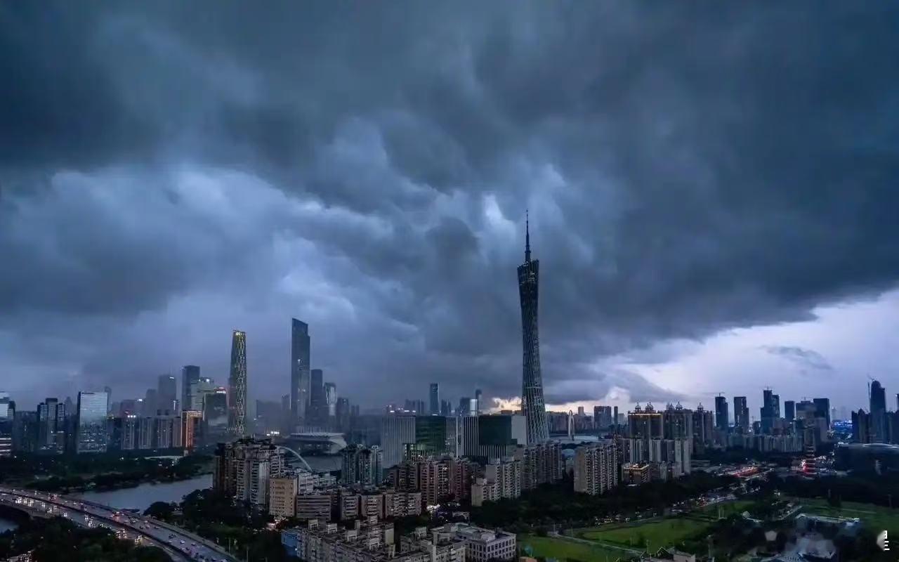 广东人被雷雨暴击了广东迎来猛烈强对流天气，雷雨说来就来，电闪雷鸣暴雨倾盆。天气变