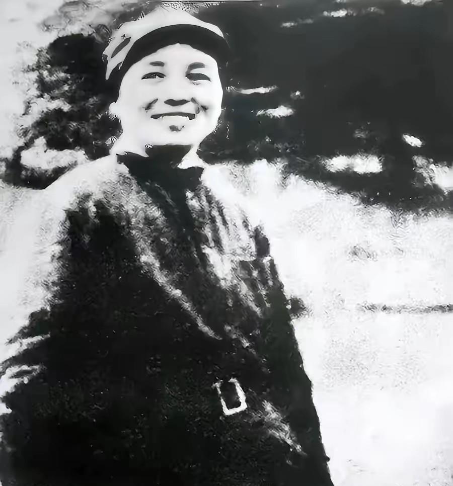 叛徒出卖悬赏一千大洋，敌军官认出红军女将，攥住她双手却厉声喝令：快滚！
一场搜捕