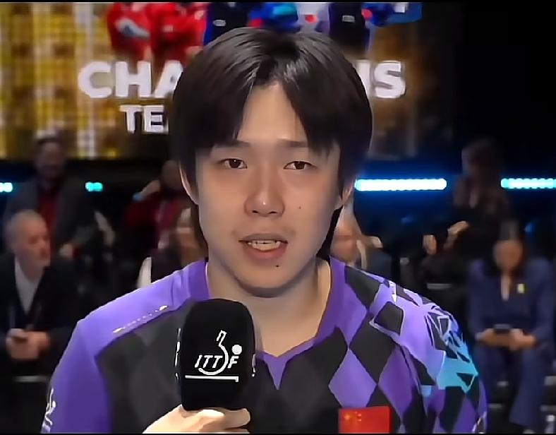 表面上憨憨的梁甜甜，怎么可以这么温暖温柔的笑容！无数次为双甜感动！伦敦世乒赛决赛