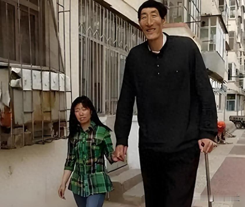 他身高2.36米，儿子1.92米，可一家子过得跟普通人没啥两样。
鲍喜顺今年74
