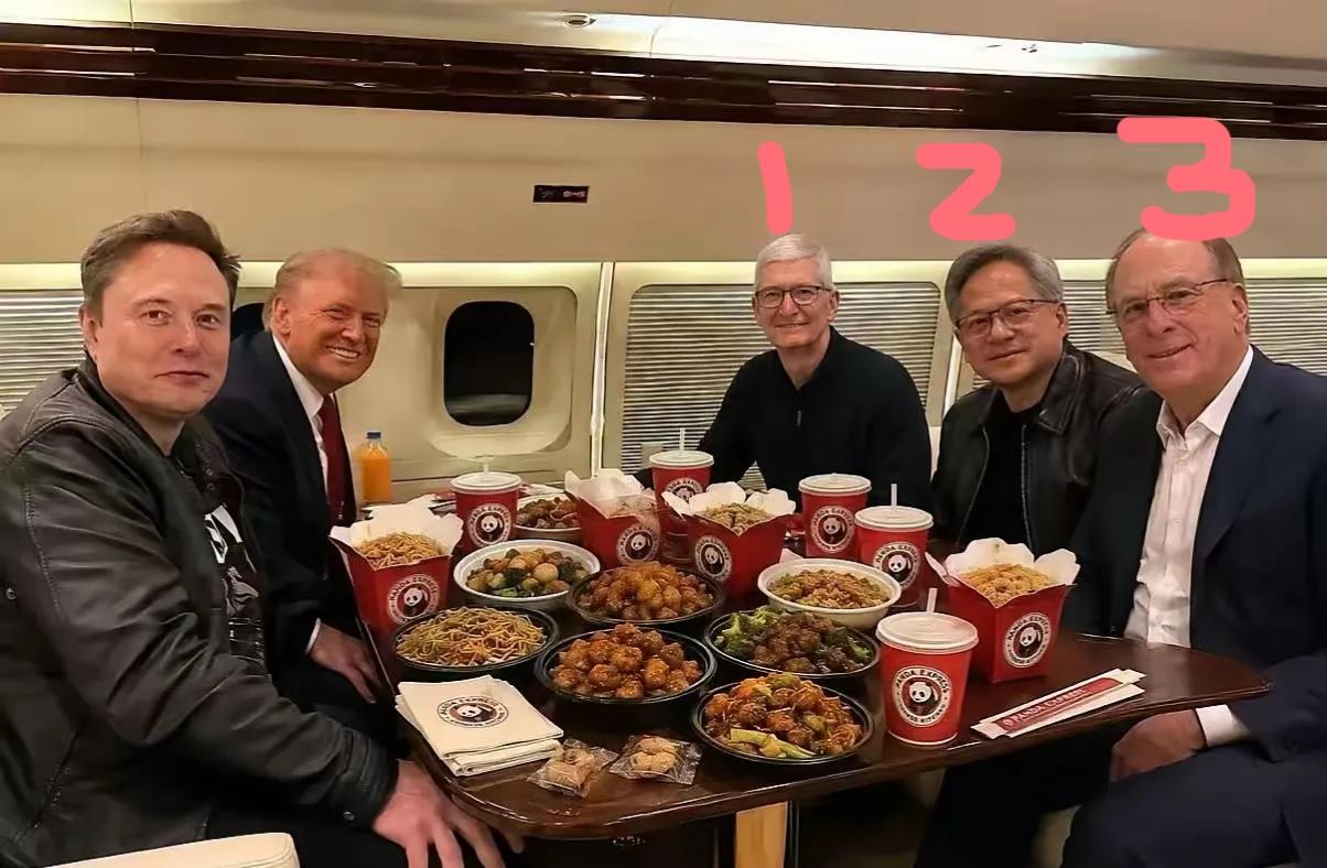 美国总统特朗普已经顺利抵达北京，

在这次长达十几个小时的飞行过程中，几个随行的