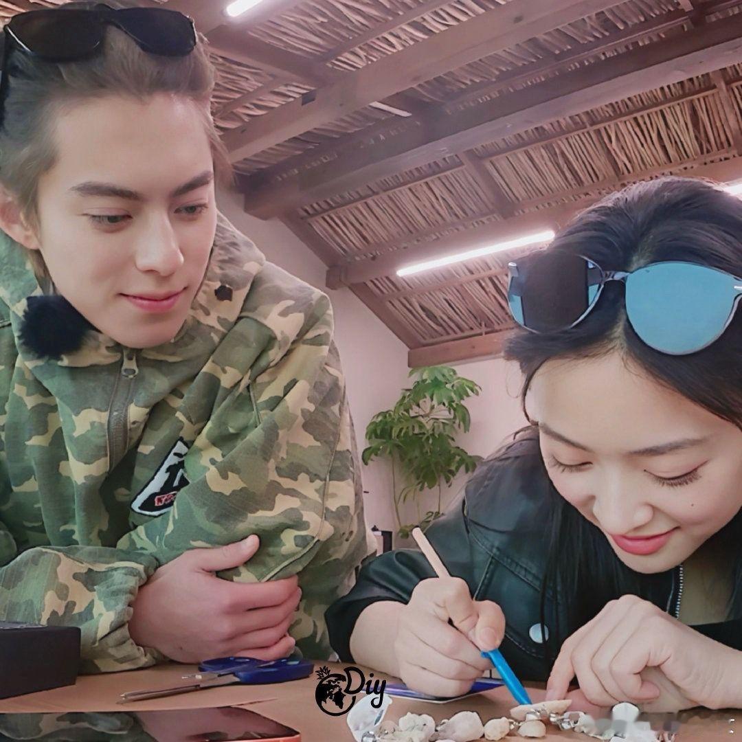 马思超说王鹤棣沈月长大了 马思超在节目中暖心评价好友，王鹤棣变身沉稳有担当的客栈