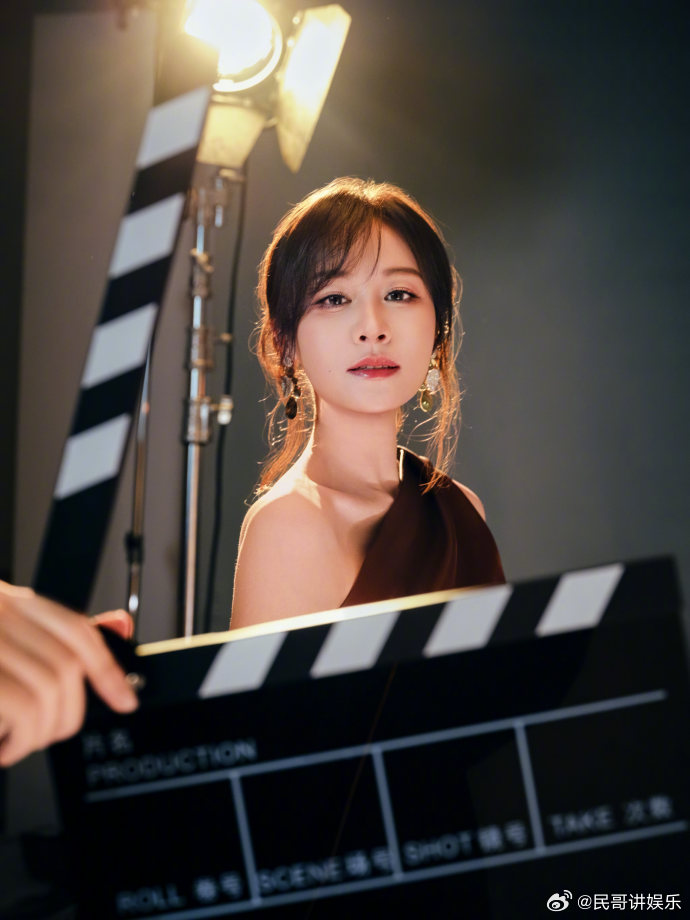 叶一茜上个综艺变了个人叶一茜是吃防腐剂了吗 谁被浪姐叶一茜惊到？黑色闪钻抹胸裙太