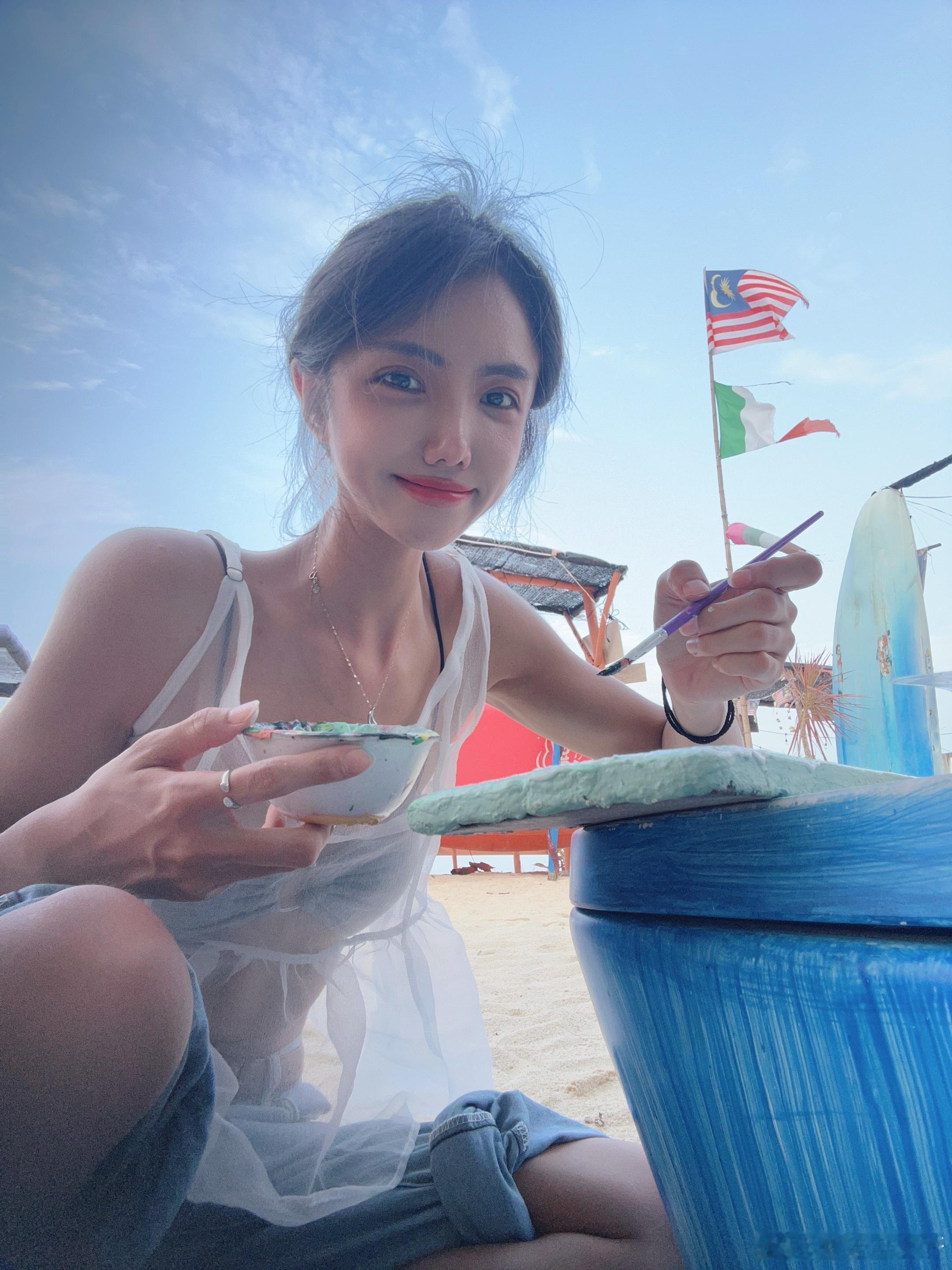 今天突然好想画画然后就碰到帐篷营地在画广告牌哈哈哈哈！画完他们还一直谢谢我哈哈哈