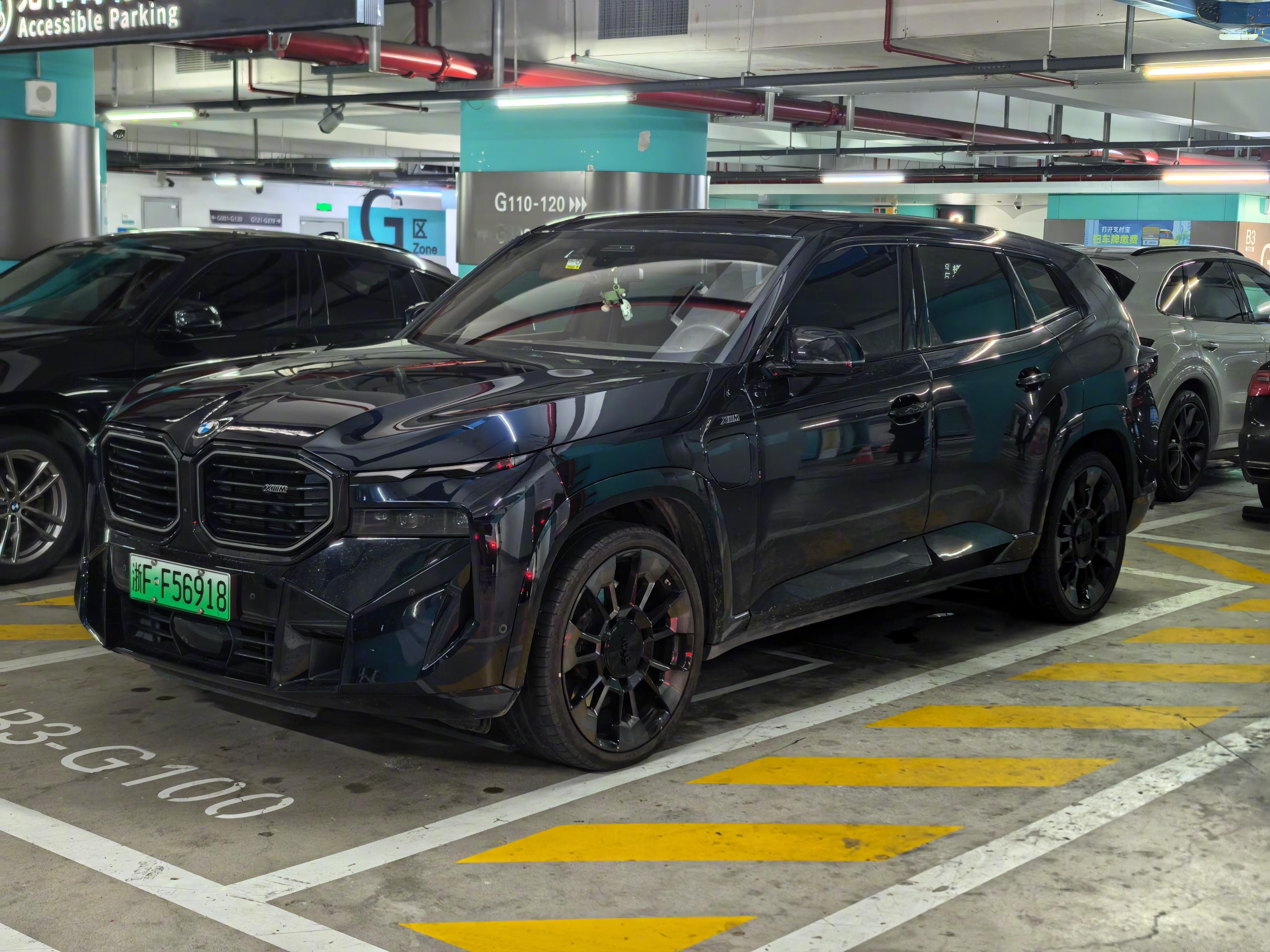 宝马XM真帅，整车很气势，轮圈造型我尤其喜欢，轻微小内凹，枪灰和深灰拼色好看！ 