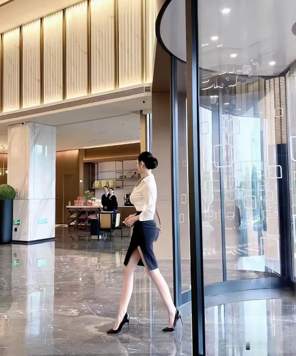 一看就是公司老板，这气场一般人比不了！
