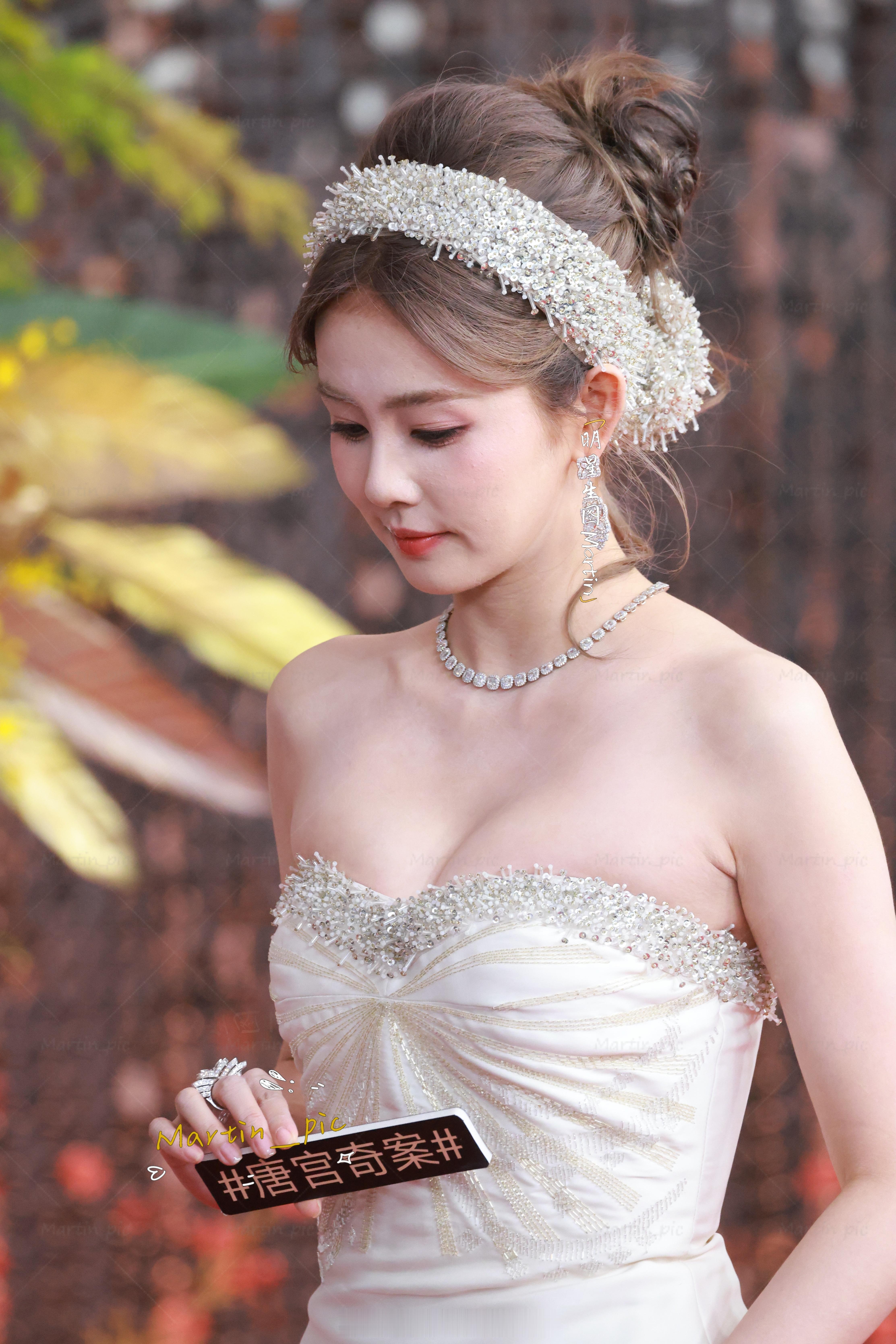 白鹿[超话] 白鹿微博视界大会红毯生图妈耶白鹿真的牛奶皮肤[期待][期待]好完美