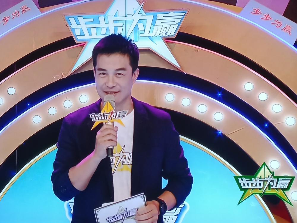 步步为赢这三个主持人，王博最专业犀利，王璐次之，那个小伙叫杨华维表现最温和，但是